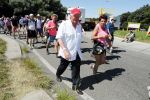Wijchen 20 juli 2017
Willibrorf Frequin loopt de 100e vierdaagse van Nijmegen. Zijn vriendin Gesina stond naast de kant met drank en hapjes. Willibrord moest met veel fans op de foto. dag 2