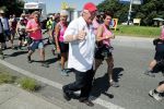 Wijchen 20 juli 2017
Willibrorf Frequin loopt de 100e vierdaagse van Nijmegen. Zijn vriendin Gesina stond naast de kant met drank en hapjes. Willibrord moest met veel fans op de foto. dag 2