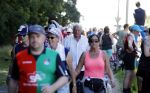 Wijchen 20 juli 2017
Willibrorf Frequin loopt de 100e vierdaagse van Nijmegen. Zijn vriendin Gesina stond naast de kant met drank en hapjes. Willibrord moest met veel fans op de foto. dag 2
