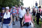 Wijchen 20 juli 2017
Willibrorf Frequin loopt de 100e vierdaagse van Nijmegen. Zijn vriendin Gesina stond naast de kant met drank en hapjes. Willibrord moest met veel fans op de foto. dag 2