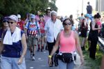 Wijchen 20 juli 2017
Willibrorf Frequin loopt de 100e vierdaagse van Nijmegen. Zijn vriendin Gesina stond naast de kant met drank en hapjes. Willibrord moest met veel fans op de foto. dag 2