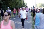 Wijchen 20 juli 2017
Willibrorf Frequin loopt de 100e vierdaagse van Nijmegen. Zijn vriendin Gesina stond naast de kant met drank en hapjes. Willibrord moest met veel fans op de foto. dag 2