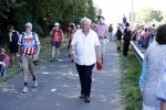Wijchen 20 juli 2017
Willibrorf Frequin loopt de 100e vierdaagse van Nijmegen. Zijn vriendin Gesina stond naast de kant met drank en hapjes. Willibrord moest met veel fans op de foto. dag 2