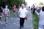 Wijchen 20 juli 2017
Willibrorf Frequin loopt de 100e vierdaagse van Nijmegen. Zijn vriendin Gesina stond naast de kant met drank en hapjes. Willibrord moest met veel fans op de foto. dag 2