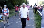 Wijchen 20 juli 2017
Willibrorf Frequin loopt de 100e vierdaagse van Nijmegen. Zijn vriendin Gesina stond naast de kant met drank en hapjes. Willibrord moest met veel fans op de foto. dag 2
