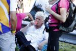 Wijchen 20 juli 2017
Willibrorf Frequin loopt de 100e vierdaagse van Nijmegen. Zijn vriendin Gesina stond naast de kant met drank en hapjes. Willibrord moest met veel fans op de foto. dag 2