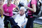 Wijchen 20 juli 2017
Willibrorf Frequin loopt de 100e vierdaagse van Nijmegen. Zijn vriendin Gesina stond naast de kant met drank en hapjes. Willibrord moest met veel fans op de foto. dag 2
