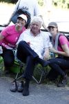 Wijchen 20 juli 2017
Willibrorf Frequin loopt de 100e vierdaagse van Nijmegen. Zijn vriendin Gesina stond naast de kant met drank en hapjes. Willibrord moest met veel fans op de foto. dag 2