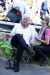 Wijchen 20 juli 2017
Willibrorf Frequin loopt de 100e vierdaagse van Nijmegen. Zijn vriendin Gesina stond naast de kant met drank en hapjes. Willibrord moest met veel fans op de foto. dag 2
