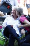 Wijchen 20 juli 2017
Willibrorf Frequin loopt de 100e vierdaagse van Nijmegen. Zijn vriendin Gesina stond naast de kant met drank en hapjes. Willibrord moest met veel fans op de foto. dag 2