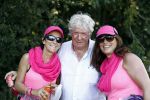 Wijchen 20 juli 2017
Willibrorf Frequin loopt de 100e vierdaagse van Nijmegen. Zijn vriendin Gesina stond naast de kant met drank en hapjes. Willibrord moest met veel fans op de foto. dag 2