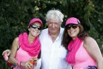 Wijchen 20 juli 2017
Willibrorf Frequin loopt de 100e vierdaagse van Nijmegen. Zijn vriendin Gesina stond naast de kant met drank en hapjes. Willibrord moest met veel fans op de foto. dag 2