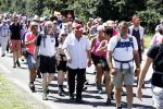 Wijchen 20 juli 2017
Willibrorf Frequin loopt de 100e vierdaagse van Nijmegen. Zijn vriendin Gesina stond naast de kant met drank en hapjes. Willibrord moest met veel fans op de foto. dag 2