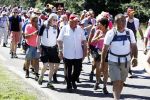 Wijchen 20 juli 2017
Willibrorf Frequin loopt de 100e vierdaagse van Nijmegen. Zijn vriendin Gesina stond naast de kant met drank en hapjes. Willibrord moest met veel fans op de foto. dag 2