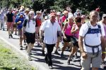 Wijchen 20 juli 2017
Willibrorf Frequin loopt de 100e vierdaagse van Nijmegen. Zijn vriendin Gesina stond naast de kant met drank en hapjes. Willibrord moest met veel fans op de foto. dag 2