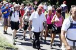 Wijchen 20 juli 2017
Willibrorf Frequin loopt de 100e vierdaagse van Nijmegen. Zijn vriendin Gesina stond naast de kant met drank en hapjes. Willibrord moest met veel fans op de foto. dag 2
