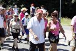 Wijchen 20 juli 2017
Willibrorf Frequin loopt de 100e vierdaagse van Nijmegen. Zijn vriendin Gesina stond naast de kant met drank en hapjes. Willibrord moest met veel fans op de foto. dag 2
