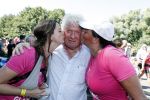 Wijchen 20 juli 2017
Willibrorf Frequin loopt de 100e vierdaagse van Nijmegen. Zijn vriendin Gesina stond naast de kant met drank en hapjes. Willibrord moest met veel fans op de foto. dag 2