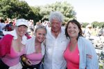 Wijchen 20 juli 2017
Willibrorf Frequin loopt de 100e vierdaagse van Nijmegen. Zijn vriendin Gesina stond naast de kant met drank en hapjes. Willibrord moest met veel fans op de foto. dag 2