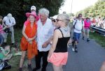 Wijchen 20 juli 2017
Willibrorf Frequin loopt de 100e vierdaagse van Nijmegen. Zijn vriendin Gesina stond naast de kant met drank en hapjes. Willibrord moest met veel fans op de foto. dag 2