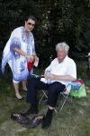 Wijchen 20 juli 2017
Willibrorf Frequin loopt de 100e vierdaagse van Nijmegen. Zijn vriendin Gesina stond naast de kant met drank en hapjes. Willibrord moest met veel fans op de foto. dag 2