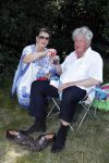 Wijchen 20 juli 2017
Willibrorf Frequin loopt de 100e vierdaagse van Nijmegen. Zijn vriendin Gesina stond naast de kant met drank en hapjes. Willibrord moest met veel fans op de foto. dag 2