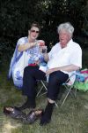 Wijchen 20 juli 2017
Willibrorf Frequin loopt de 100e vierdaagse van Nijmegen. Zijn vriendin Gesina stond naast de kant met drank en hapjes. Willibrord moest met veel fans op de foto. dag 2