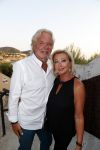 ibiza 23 juni 2017
Opening restarant club Xaxa van Wesley Sneijder en zijn vrouw Yolanthe Sneijder Cabau op eht strand van Cala Tarida. Ad Peters met zijn vrouw