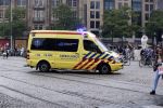 Amsterdam 28 juni 2017 
Een ambulance rijdt voor de bijenkorf langs