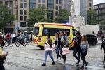 Amsterdam 28 juni 2017 
Een ambulance rijdt voor de bijenkorf langs