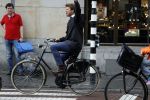 Amsterdam 28 juni 2017 
Beau v Erven Dorens fietsend met sigaret