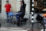 Amsterdam 28 juni 2017 
Beau v Erven Dorens fietsend met sigaret