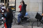 Amsterdam 28 juni 2017 
Beau v Erven Dorens fietsend met sigaret