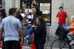 Amsterdam 28 juni 2017 
Beau v Erven Dorens fietsend met sigaret