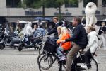 Amsterdam 28 juni 2017 
Beau v Erven Dorens fietsend met sigaret