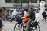 Amsterdam 28 juni 2017 
Beau v Erven Dorens fietsend met sigaret