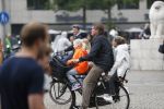 Amsterdam 28 juni 2017 
Beau v Erven Dorens fietsend met sigaret