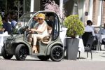 Amsterdam 26 juni 2017 
Connie Witteman en haar verloofde Eugene v Dun in hun gepimpte wagentje / karretje in Amsterdam zuid.