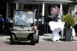 Amsterdam 26 juni 2017 
Connie Witteman en haar verloofde Eugene v Dun in hun gepimpte wagentje / karretje in Amsterdam zuid.