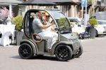 Amsterdam 26 juni 2017 
Connie Witteman en haar verloofde Eugene v Dun in hun gepimpte wagentje / karretje in Amsterdam zuid.