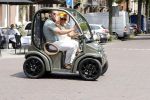 Amsterdam 26 juni 2017 
Connie Witteman en haar verloofde Eugene v Dun in hun gepimpte wagentje / karretje in Amsterdam zuid.