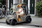 Amsterdam 26 juni 2017 
Connie Witteman en haar verloofde Eugene v Dun in hun gepimpte wagentje / karretje in Amsterdam zuid.