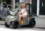 Amsterdam 26 juni 2017 
Connie Witteman en haar verloofde Eugene v Dun in hun gepimpte wagentje / karretje in Amsterdam zuid.