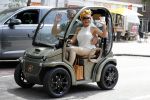 Amsterdam 26 juni 2017 
Connie Witteman en haar verloofde Eugene v Dun in hun gepimpte wagentje / karretje in Amsterdam zuid.