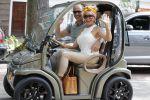 Amsterdam 26 juni 2017 
Connie Witteman en haar verloofde Eugene v Dun in hun gepimpte wagentje / karretje in Amsterdam zuid.