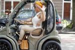 Amsterdam 26 juni 2017 
Connie Witteman en haar verloofde Eugene v Dun in hun gepimpte wagentje / karretje in Amsterdam zuid.