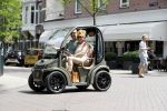 Amsterdam 26 juni 2017 
Connie Witteman en haar verloofde Eugene v Dun in hun gepimpte wagentje / karretje in Amsterdam zuid.