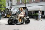 Amsterdam 26 juni 2017 
Connie Witteman en haar verloofde Eugene v Dun in hun gepimpte wagentje / karretje in Amsterdam zuid.
