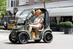 Amsterdam 26 juni 2017 
Connie Witteman en haar verloofde Eugene v Dun in hun gepimpte wagentje / karretje in Amsterdam zuid.