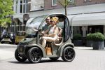 Amsterdam 26 juni 2017 
Connie Witteman en haar verloofde Eugene v Dun in hun gepimpte wagentje / karretje in Amsterdam zuid.